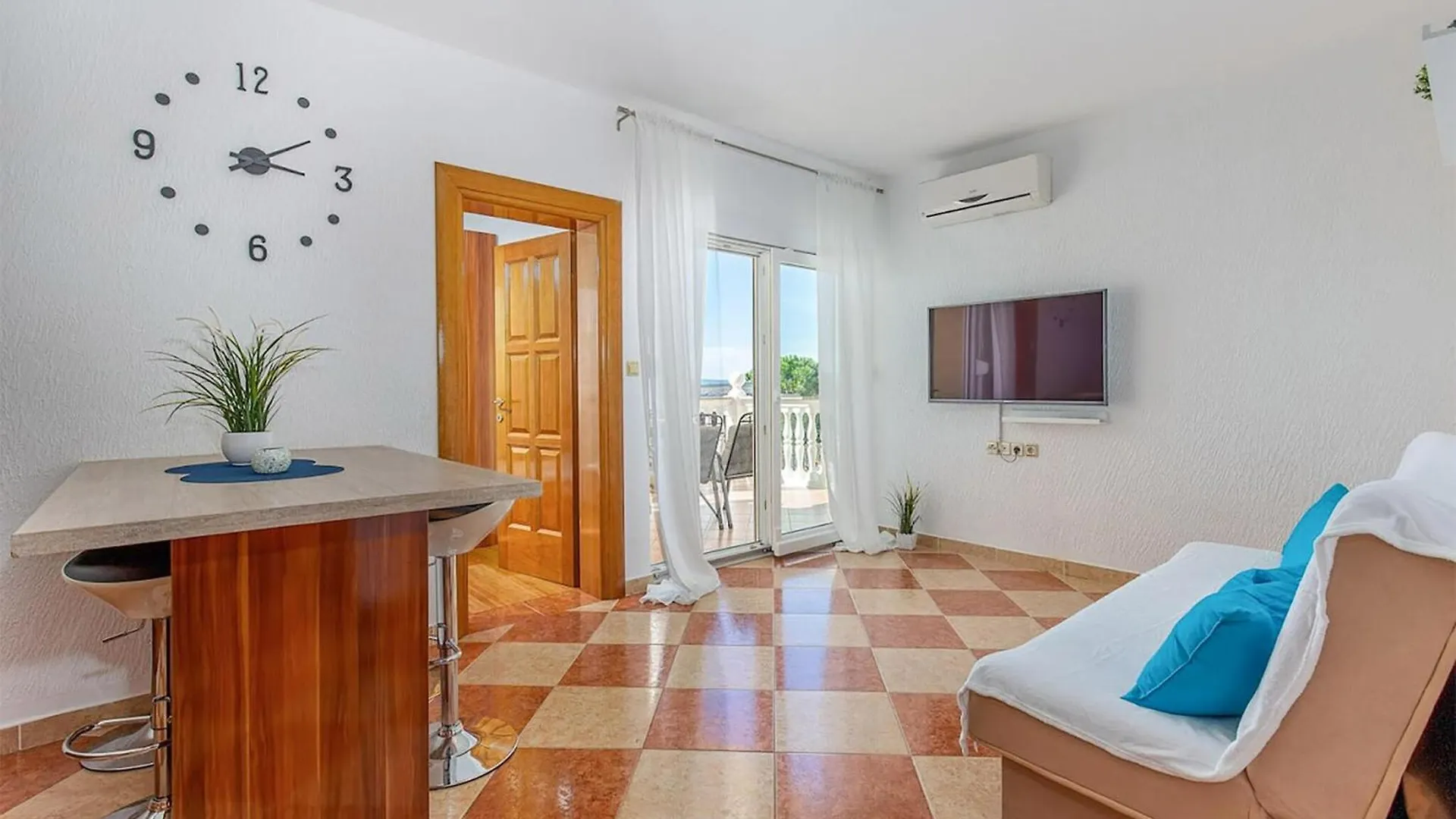 Gorgeous Apartment In Dramalj With Kitchen 0*,