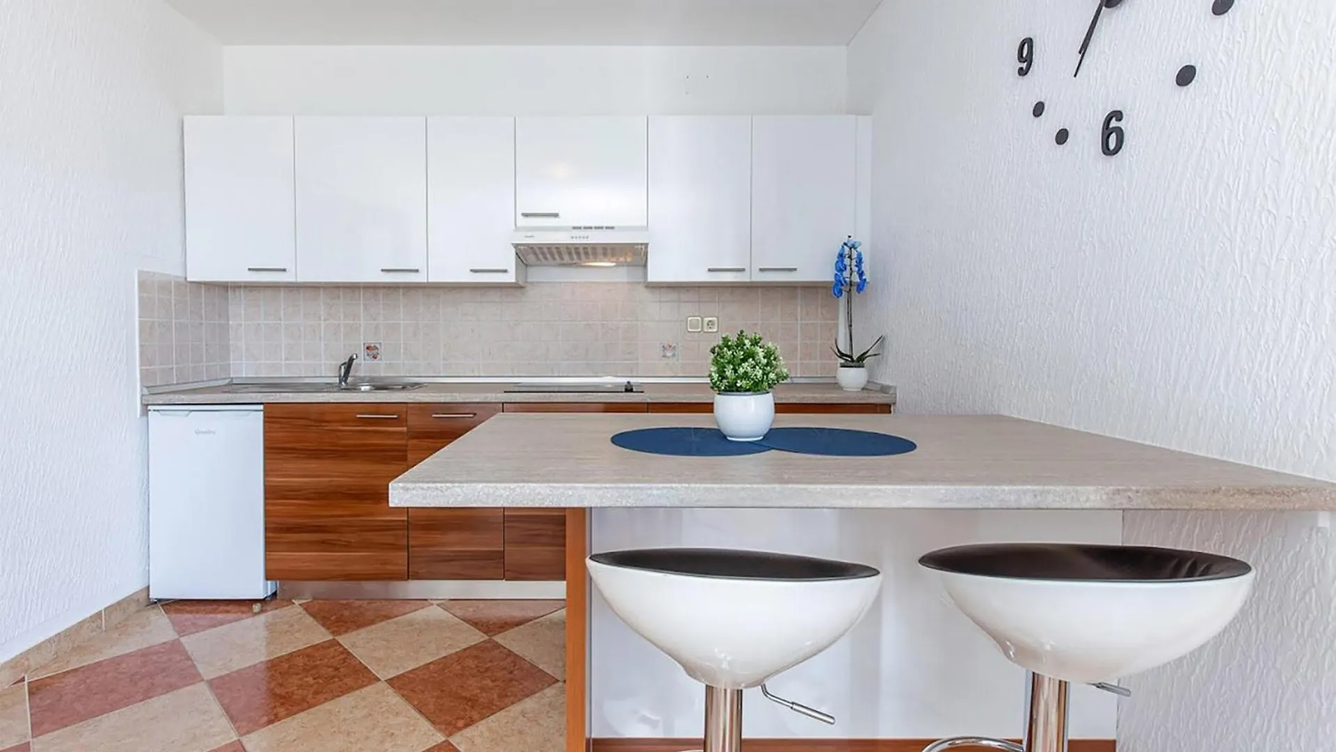Gorgeous Apartment In Dramalj With Kitchen